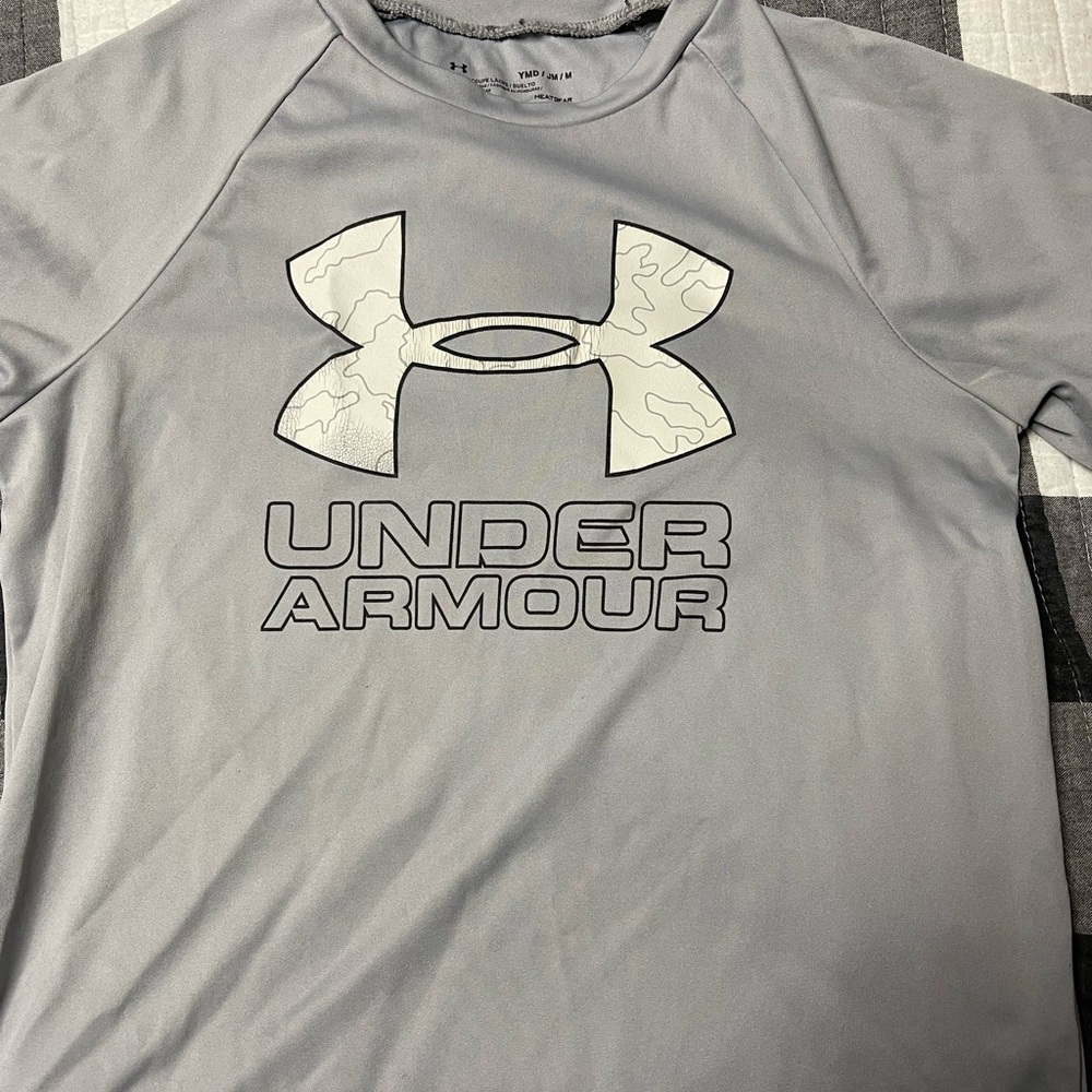 Under Armour boy’s Light Gray Long Sleeve Tee